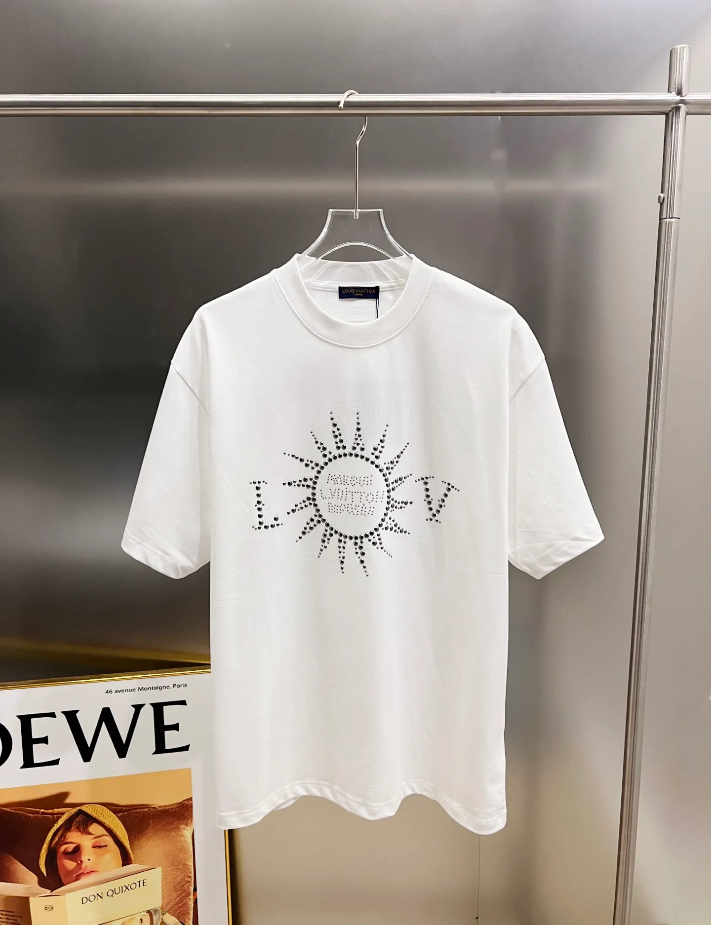 🅿️190 1v Louis* 2025 autumn and winter new style classic letter three-dimensional craft design high-end version! Highly breathable and comfortable, customized double yarn plain cotton fabric. Short-sleeved T-shirt. Same style for men and women. Sizes S M L XL XXL Five sizes black white